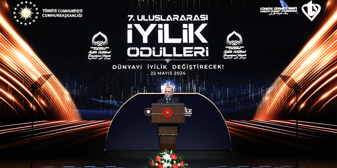 Cumhurbaşkanı Recep Tayyip Erdoğan, "Güney Afrikalı dostlarımızın Uluslararası Adalet Divanı'nda İsrail aleyhine açtığı soykırım davasına biz de müdahil olmayı kararlaştırdık. İsrail'in soykırım suçu işlediğine dair elimizdeki tüm belgeleri ve bilgileri muhataplarımıza iletiyoruz. Türkiye, Filistin halkının ve doğdukları toprakları kahramanca savunan Filistinli direnişçilerin yanındadır" dedi.