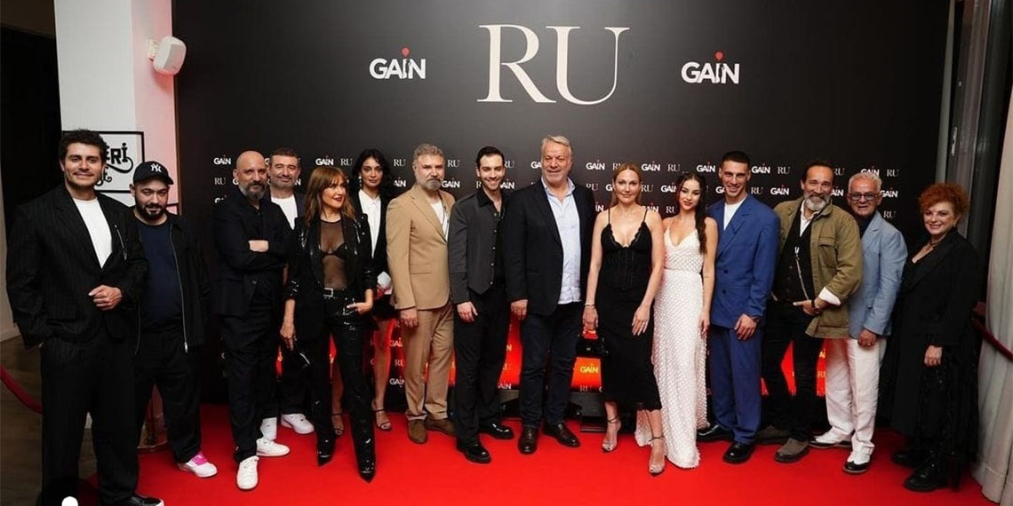 GAİN'in yeni dizisi 'RU'nun galası yapıldı. Başrolünü Meryem Uzerli'nin üstlendiği 'RU', 24 Mayıs'ta izleyicisiyle buluşuyor.