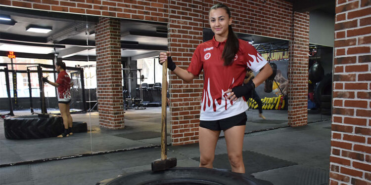 Kick boksçu Elif dünya şampiyonu oldu