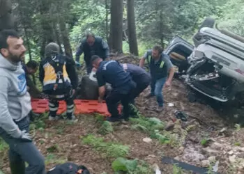 Trabzon'da otomobil uçuruma yuvarlandı; 1 ölü 1 yaralı