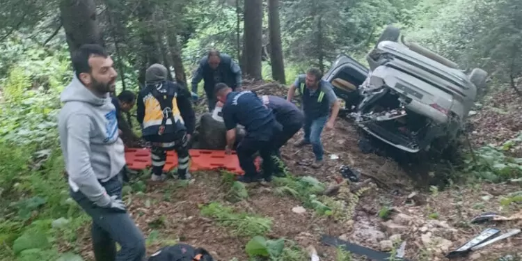 Trabzon'da otomobil uçuruma yuvarlandı; 1 ölü 1 yaralı