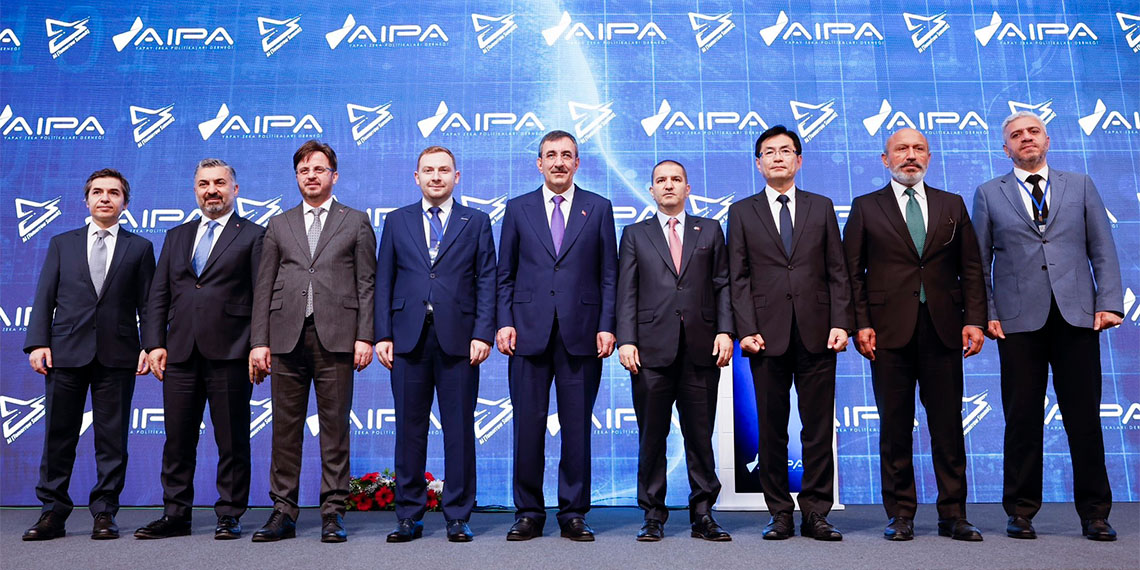 Cumhurbaşkanı Yardımcısı Cevdet Yılmaz, "Ülkemizde halihazırda 40'tan fazla yapay zeka odaklı yüksek lisans ve doktora programı ile 30'un üzerinde üniversitede ileri analitik, yapay zeka ve robotik araştırma merkezleri bulunuyor. Önümüzdeki dönemde yapay zeka alanında 71 adet yeni programının açılması planlanıyor" dedi.