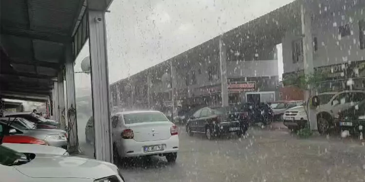 İzmir'de dolu yağışı ve sağanak