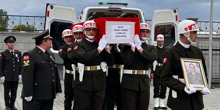 Pençe-Kilit şehidi Vedat Zorba toprağa verildi