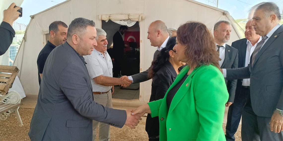 CHP Genel Başkan Yardımcısı ve İzmir Milletvekili Murat Bakan, "Hatay'ın talep ettiği nitelikli geçici konutlar yapılmadı. İnsanlar 20 metrekarelik konteynerlere mahkum edildi" dedi.