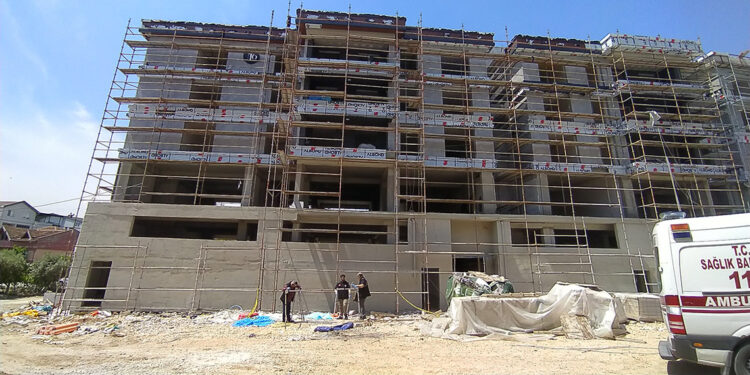5'inci kattan düşen inşaat işçisi öldü