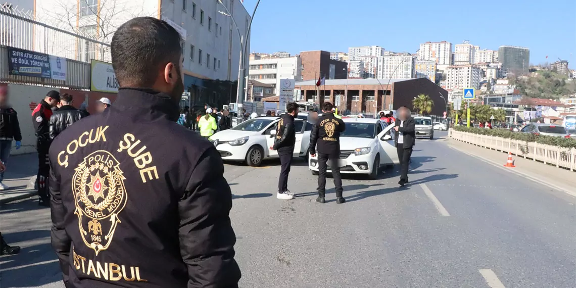 İstanbul emniyet müdürlüğü tarafından okul önlerinde yapılan denetimlerde arama kararı bulunan 3 bin 708 kişi yakalandı.