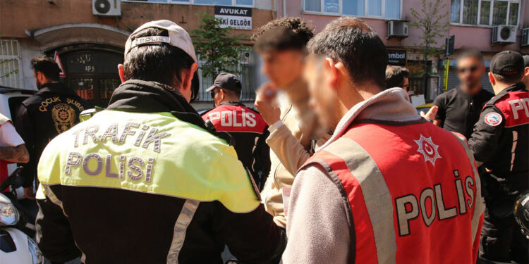 İstanbul'da arama kararı bulunan 3 bin 708 kişi yakalandı