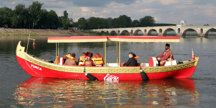Saltanat kayıkları turistik turlara başladı
