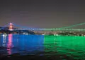 İstanbul’da köprüler azerbaycan bayrağının renkleriyle ışıklandırıldı