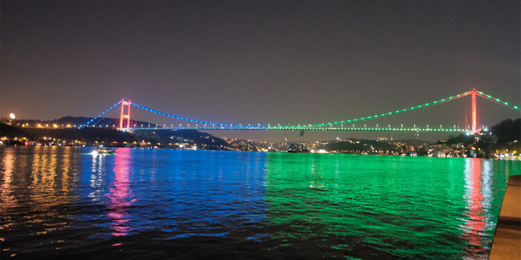 İstanbul’da köprüler Azerbaycan bayrağının renkleriyle ışıklandırıldı