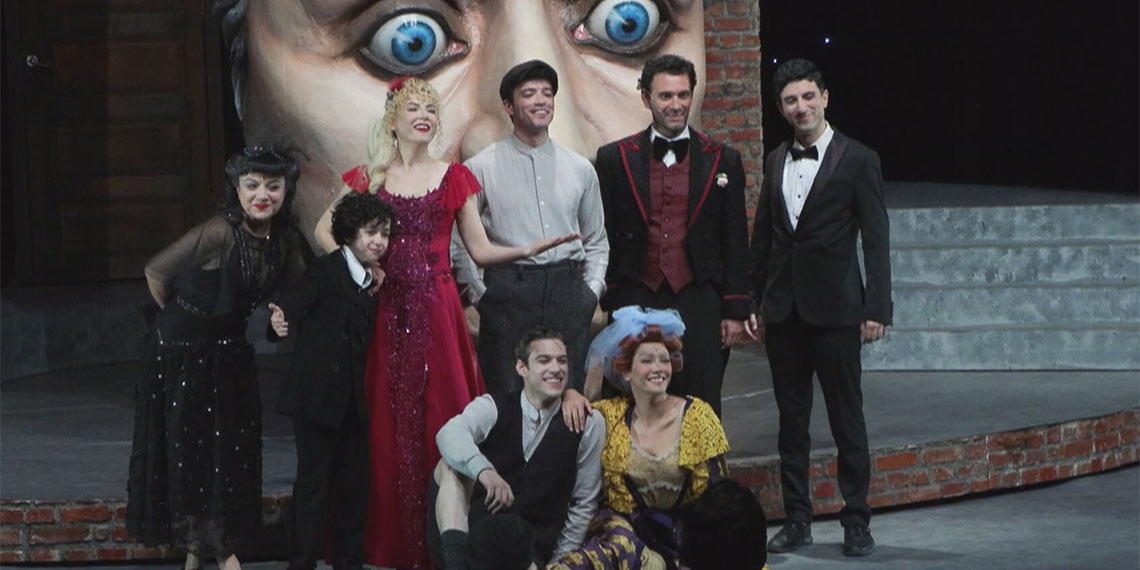 Charlie Chaplin'in hayat hikayesi tiyatro sahnesine taşındı. 2 gün üst üste sahnelenen oyun sanatseverlerden yoğun ilgi gördü.