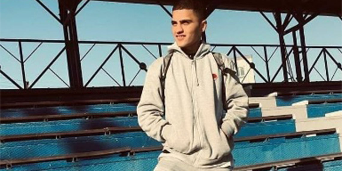 Adana'da kalp rahatsızlığı nedeniyle 2 yıl önce amatör futbolu bırakan Mehmet Sultan Altun (20), arkadaşlarıyla halı sahada maç yaparken kalp krizi geçirip öldü.