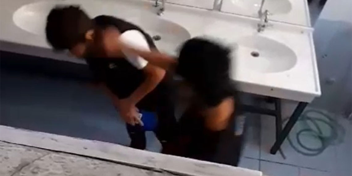 Düzce Azmimilli Ortaokulu’ndaki 3 öğrenci, okul arkadaşlarını tuvalette darbedip görüntü çekti, 3 öğrenci hakkında adli işlem başlatıldı.