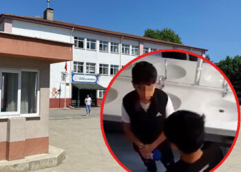 Okul arkadaşlarını tuvalette darbedip görüntü çektiler