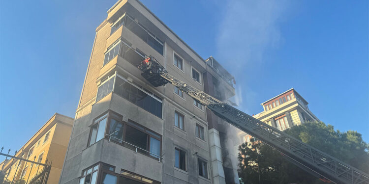 Kartal'da 6 katlı binada yangın; 1 ölü
