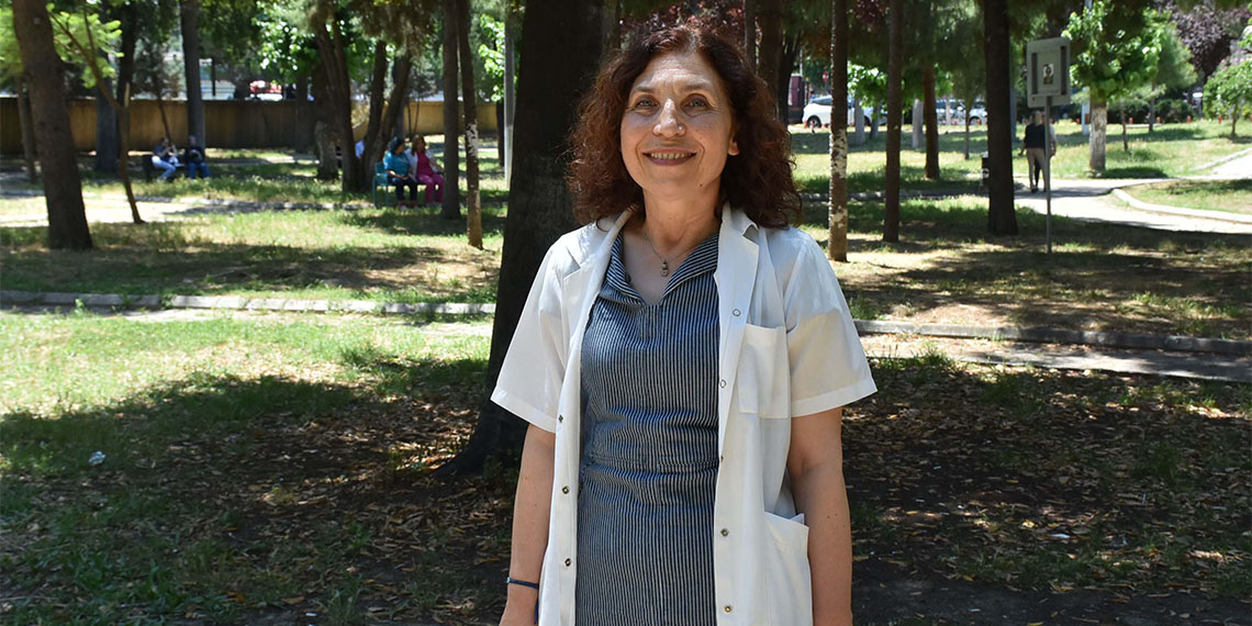 Dr. Suat Seren Göğüs Hastalıkları ve Cerrahisi Eğitim ve Araştırma Hastanesi Göğüs Hastalıkları Uzmanı Uzm. Dr. Atike Demir'den sigarayı bırakmak isteyenlere alternatif tıp uyarısı.