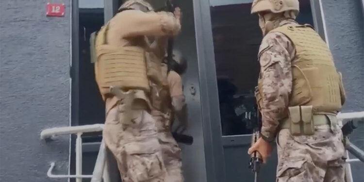 Yasadışı yollarla yurt dışına giden kişilere pasaport temin edenlere operasyon