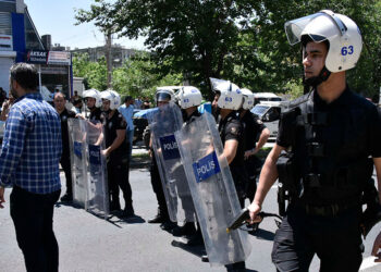 Çiftçiler Şanlıurfa-Siverek kara yolunu trafiğe kapattı