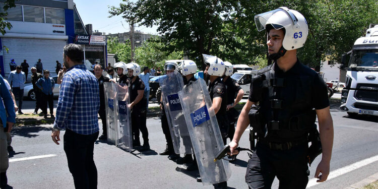 Çiftçiler Şanlıurfa-Siverek kara yolunu trafiğe kapattı