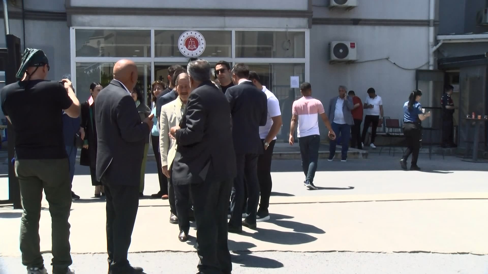 İstanbul Büyükşehir Belediye (İBB) Başkanı Ekrem İmamoğlu'nun, Beylikdüzü Belediye Başkanlığı döneminde, şartları oluşmayan bir firmaya ihale verdiği iddiasına ilişkin 'ihaleye fesat karıştırma' suçundan 3 yıldan 7 yıla kadar hapis cezası istemiyle yargılandığı dava 2 Ekim'e ertelendi.