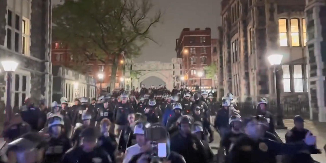 ABD’nin New York kentinde bulunan Columbia Üniversitesi’nde düzenlenen Filistin’e destek protestolarında polis, öğrencilere operasyon düzenledi.