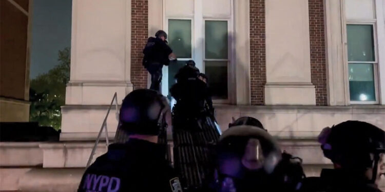 Columbia Üniversitesi'nde öğrencilere polis operasyonu