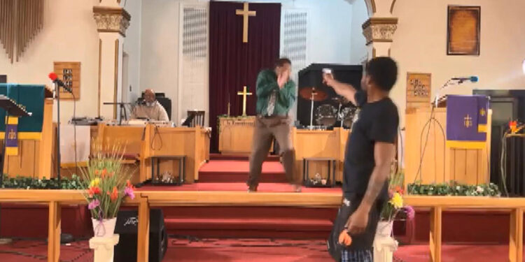 ABD’de papaza suikast girişimi: Silah tutukluk yaptı