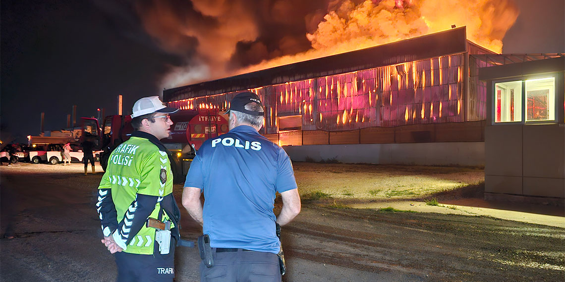 Adana'da motosiklet fabrikasında yangın çıktı. Motosiklet ve elektrikli araç üretimi yapılan fabrikada çıkan yangın, ekiplerin 3 saat süren çalışması sonucu kontrol altına alındı.