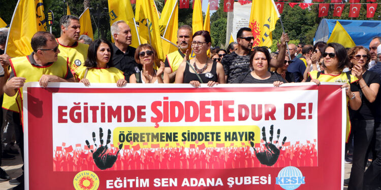 Yüzlerce öğretmen eğitimde şiddete karşı yürüdü