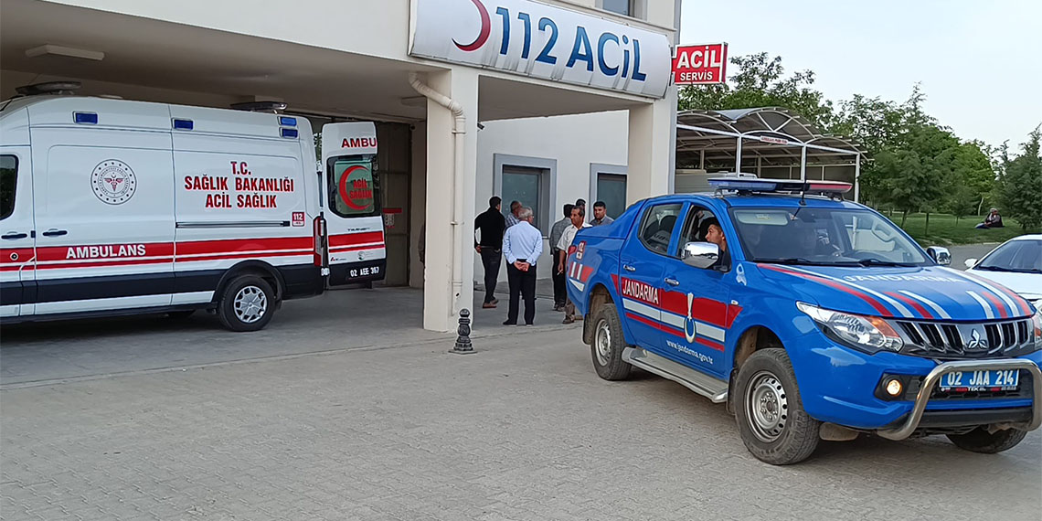 Adıyaman'ın Besni ilçesinde, çocukların kavgasına büyüklerinde karışmasıyla kullanılan av tüfeğinden çıkan saçmalarla 1'i çocuk 2 kişi yaralandı.