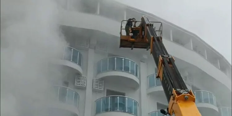 Akçakoca'da otel yangını