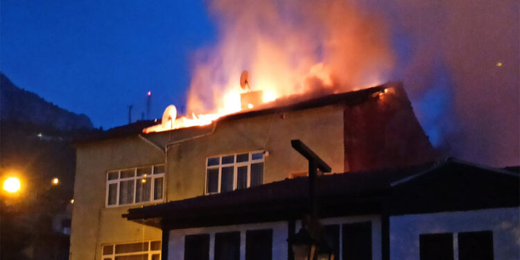 Amasya'da 100 yıllık tarihi konakta yangın; 1 ölü