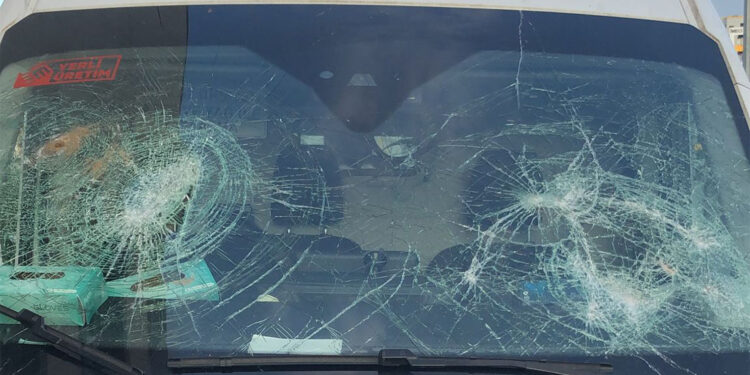 Kürekle saldırdığı ambulansın camlarını kırdı