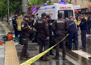 Ankara'da otomobil direğe çarptı; 1 ölü