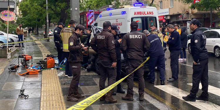 Ankara'da otomobil direğe çarptı; 1 ölü