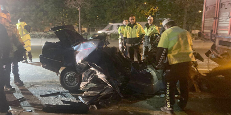 Otomobil park halindeki kamyona çarptı; 1 ölü