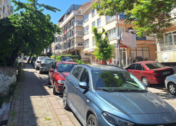 Park halinde bulunan 20 otomobilin lastikleri bıçakla kesildi