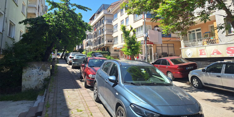 Park halinde bulunan 20 otomobilin lastikleri bıçakla kesildi