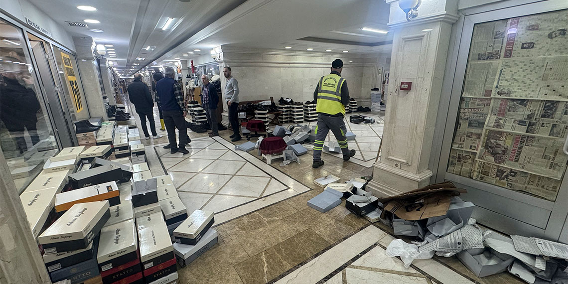 Ankara'da etkili olan sağanakta Çankaya'daki kitap ve kırtasiye dükkanlarının yoğunlukta olduğu Zafer Çarşısı'nı su bastı.