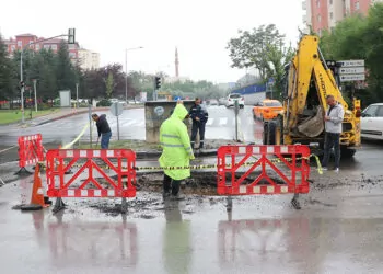 Ankara'da şiddetli yağışta yollar çöktü