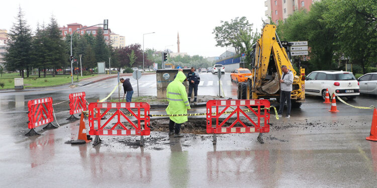 Ankara'da şiddetli yağışta yollar çöktü