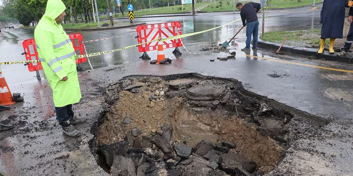 Ankara'da şiddetli yağışta yollar çöktü