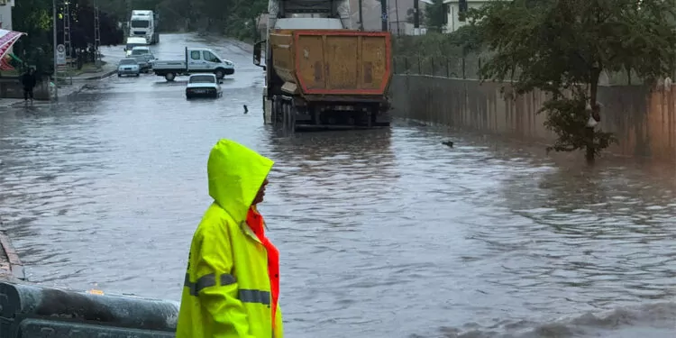 Ankara'daki şiddetli yağış hayatı felç etti