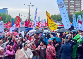 Tandoğan meydanı'nda yağmur altında 1 mayıs kutlaması