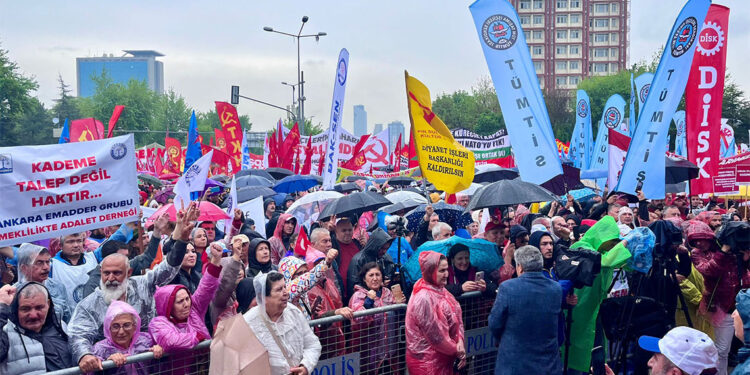 Tandoğan Meydanı'nda yağmur altında 1 Mayıs kutlaması