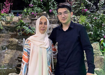 Annem hep savcı olmamı istemişti, cübbeyi giydiğimi göremeyecek