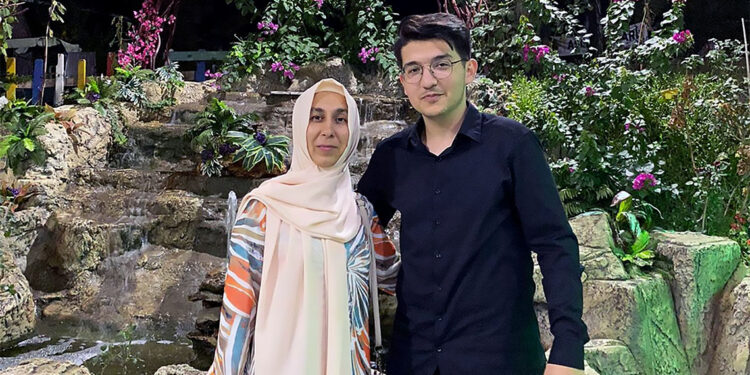 Annem hep savcı olmamı istemişti, cübbeyi giydiğimi göremeyecek