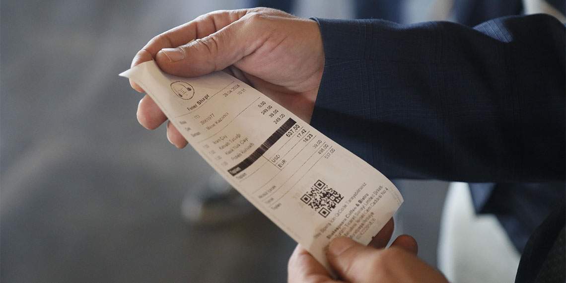 Türkiye'de en çok menü denetiminin yapıldığı Antalya'da, yıl başından bu yana 3 bin 800 işletme denetlendi.