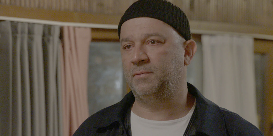 18 yıldır ekranda olan Arka Sokaklar, yeni bölümüyle bu akşam ekrana geliyor. İzleyicinin haftalardır büyük bir merakla beklediği yeni bölümde Mesut Komiser seyirci karşısına çıkacak.